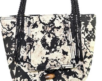 Bolsa de ombro artesanal em preto e branco descolorido