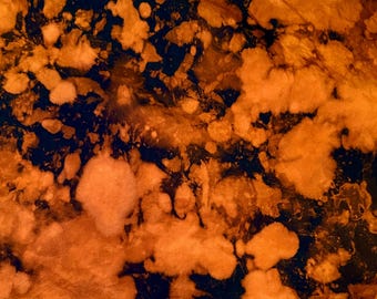 Lenço bandana de algodão 20x20" com estampa tie-dye abstrata em laranja e preto desbotado