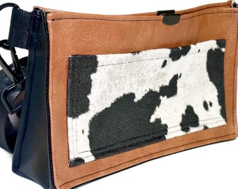 Bolsa transversal/pochete artesanal em couro sintético com estampa de vaca.
