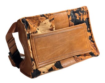 Bolsa transversal média artesanal em couro vegano tingido com água sanitária, com bolso.
