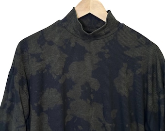 Túnica oversized de gola alta preta e cinza, descolorida à mão, da marca Lala, tamanho pequeno.