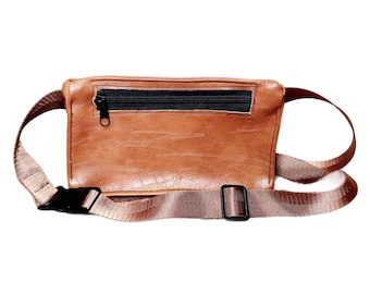 Bolsa transversal pequena artesanal em couro vegano, com alça ajustável.