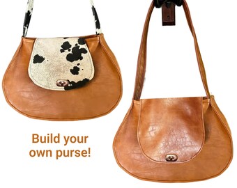 Bolsa artesanal personalizada em couro sintético vegano com detalhes em estampa de vaca.