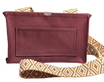 Bolsa transversal artesanal na cor bordô