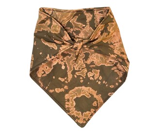 Bandana artesanal para cachorro, tingida à mão e descolorida - Tamanho pequeno (até 40 cm).