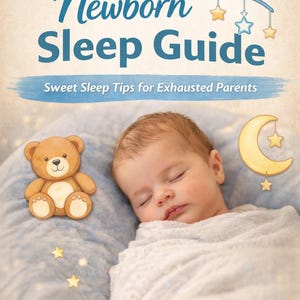 Può includere: Un PDF stampabile intitolato "Newborn Sleep Guide" con il sottotitolo "Sweet Sleep Tips for Exhausted Parents". L'immagine presenta un bambino che dorme avvolto in una coperta bianca, un orsacchiotto e illustrazioni di stelle e luna.