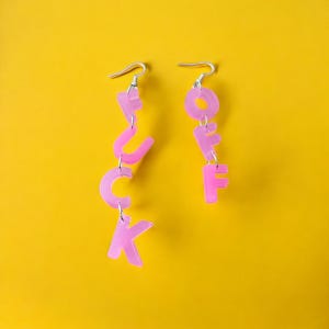 Pendientes colgantes de resina hechos a mano con la frase "Fuck Off" y "Nombre"