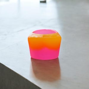 Anillo grueso deresina mitad mitad en rosa neon y amarillobrillante、hecho a mano