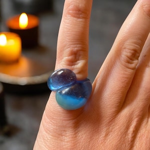 Anillo grueso de resina rizada azul Moody hecho a mano