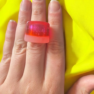 Anillo grueso de resina rosa en dos tonos hecho a mano
