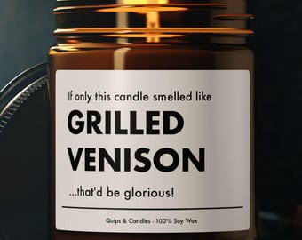 Puede incluir: Un tarro de vela de vidrio marrón con una etiqueta blanca que dice "Si solo esta vela oliera a VENADO ASADO... ¡eso sería glorioso! Quips & Candles - 100% Cera de Soja".