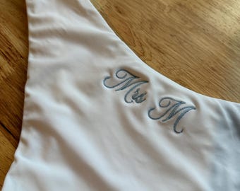 Braguita de bikini bordada personalizada con diseño de Mrs. para luna de miel. Varios estilos disponibles para el día de la boda, la esposa, la novia y el recuerdo.