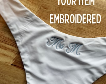 Servicio de bordado personalizado para braguitas de bikini. USTED PROPORCIONA el diseño personalizado "Mrs." para luna de miel/despedida de soltera/boda/esposa/novia/recuerdo.