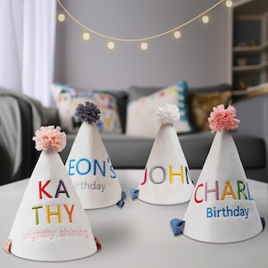 Hoed verjaardagsfeestje met geborduurd monogram: tule en pompons