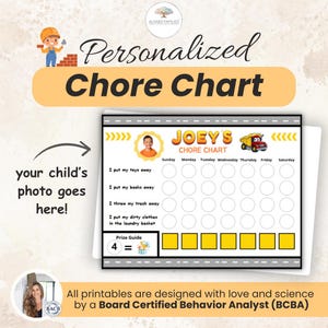 Pode incluir: Um gráfico de tarefas personalizado com o texto "Personalized Chore Chart" em uma faixa amarela. O gráfico inclui espaço para a foto de uma criança, uma programação semanal e um guia de prêmios. Projetado por um analista comportamental certificado.
