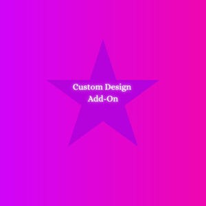 Peut inclure: Un fond dégradé vibrant passe du violet foncé au rose vif. Une grande étoile violette est centrée, avec les mots "Custom Design Add-On" en texte blanc.
