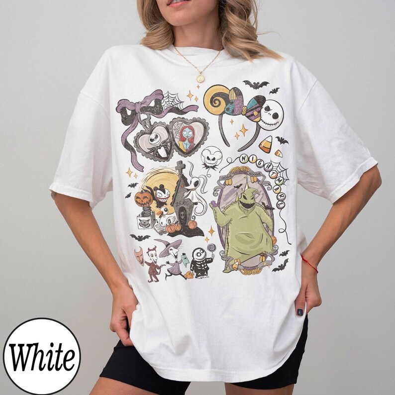 K&ouml;nnte beinhalten: Ein wei&szlig;es Kurzarm-T-Shirt mit einem mehrfarbigen Grafikdruck von Charakteren und Symbolen aus Nightmare Before Christmas, darunter Jack Skellington, Sally, Oogie Boogie, Zero und verschiedene gruselige Motive in einer Collage-Anordnung.