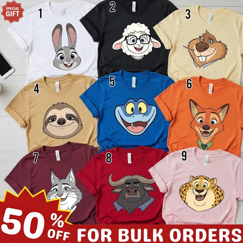 K&ouml;nnte beinhalten: Eine Auswahl von neun farbigen T-Shirts mit Cartoon-Tiergesichtern aus dem Film Zootopia. Die Shirts sind wei&szlig;, schwarz, beige, blau, orange, weinrot und rosa. Der Text "SPECIAL GIFT" befindet sich oben links.