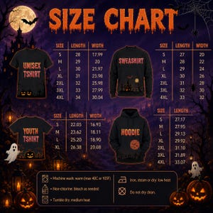 K&ouml;nnte beinhalten: Gr&ouml;&szlig;entabelle f&uuml;r Halloween-Bekleidung, einschlie&szlig;lich T-Shirts, Sweatshirts und Hoodies. Die Tabelle zeigt Ma&szlig;e f&uuml;r die Gr&ouml;&szlig;en S bis 4XL, mit L&auml;nge und Breite in cm. Pflegehinweise sind ebenfalls angegeben.