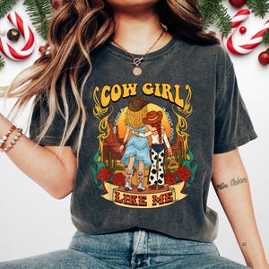 Cow Girl Like Me Retro Western T-shirt: Vintage Desert Graphic T-shirt, Jag visste det, jag visste dig-skjortan, TS 2026 T-shirt för fans bild 1