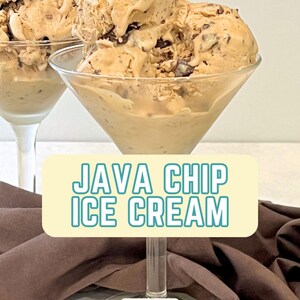 Puede incluir: Dos copas de Martini llenas de helado Java Chip. El helado es de color marrón claro con chispas de chocolate negro. El texto "JAVA CHIP ICE CREAM" se muestra sobre un fondo amarillo.