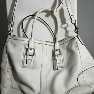 Bolso Coach de piel blanca: elegante y espacioso