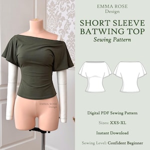 Könnte beinhalten: Ein olivgrünes Oberteil mit kurzen Fledermausärmeln, das auf einer Schaufensterpuppe präsentiert wird. Das Oberteil hat ein schulterfreies Design mit kurzen, ausgestellten Ärmeln. Das Bild enthält auch ein Schnittmusterdiagramm und den Text "EMMA ROSE Design" und "SHORT SLEEVE BATWING TOP Sewing Pattern."