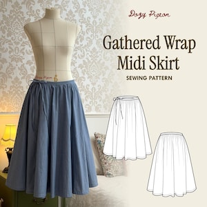 Könnte beinhalten: Ein blauer, geraffter Wickelrock in Midilänge auf einer Schneiderpuppe, begleitet von zwei schwarz-weißen technischen Skizzen des Rocks. Der Text lautet Dozy Pigeon Gathered Wrap Midi Skirt Sewing Pattern in dunkelbrauner Schrift.