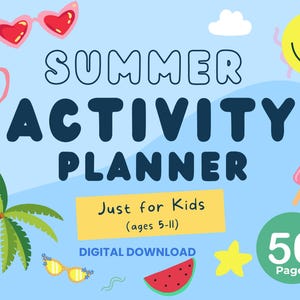 Peut inclure: Graphique bleu clair avec les mots "SUMMER ACTIVITY PLANNER" en grandes lettres bleu foncé. L'image comprend un smiley jaune, un palmier, une tranche de pastèque et une glace. Le texte indique "Just for Kids (ages 5-11) DIGITAL DOWNLOAD" et "50 Pages".