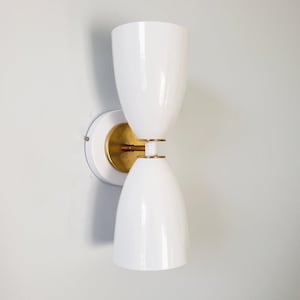 Aplique de pared de doble cono: Lámpara empotrada de latón con globo de cristal blanco