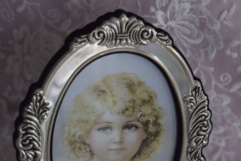 Vintage SILVER VICTORIAN Style FRAME Picture Photo 1928 Jewelry Company Oval Shape Photograph Holder Vanity Dresser Display Round Easel Back