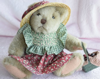 RUSS BERRIE Teddy BEAR Whitley Country Farmhouse Basket Berry Fruit Floral Dress Straw Hat Bow Plush Stuffed Animal Play Baby Toy Nos Girl