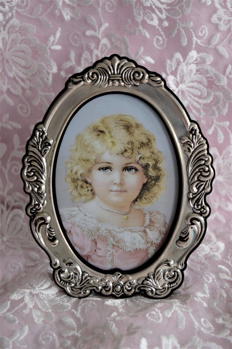 Vintage SILVER VICTORIAN Style FRAME Picture Photo 1928 Jewelry Company Oval Shape Photograph Holder Vanity Dresser Display Round Easel Back