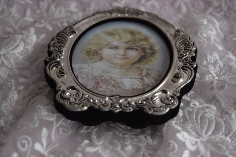 Vintage SILVER VICTORIAN Style FRAME Picture Photo 1928 Jewelry Company Oval Shape Photograph Holder Vanity Dresser Display Round Easel Back