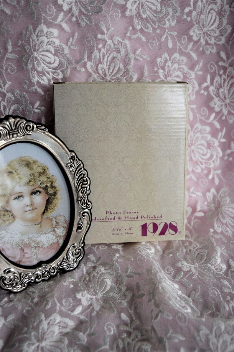 Vintage SILVER VICTORIAN Style FRAME Picture Photo 1928 Jewelry Company Oval Shape Photograph Holder Vanity Dresser Display Round Easel Back