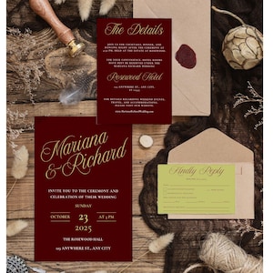 Peut inclure: Ensemble de faire-part de mariage bordeaux avec écriture dorée, comprenant une invitation, une carte de détails et une carte de réponse. Comprend un sceau de cire, une enveloppe et des éléments décoratifs sur une surface en bois. Avec les noms "Mariana & Richard".