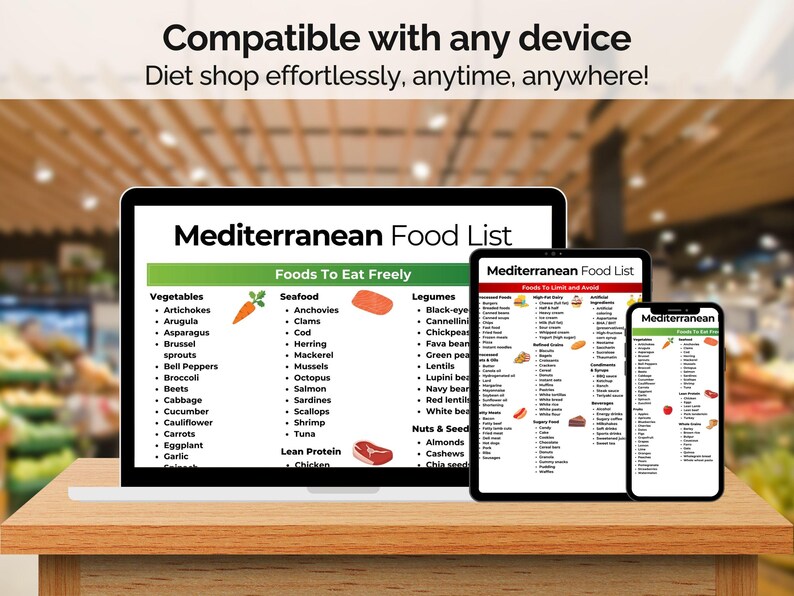 Op de afbeelding: Een laptop, tablet en smartphone tonen een "Mediterrane Voedingslijst" op een houten oppervlak. De lijst categoriseert voedingsmiddelen die vrij gegeten kunnen worden en voedingsmiddelen die beperkt moeten worden, waaronder groenten, zeevruchten, peulvruchten, noten en zaden.