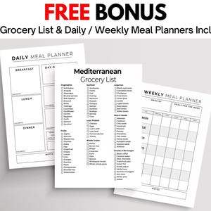 Op de afbeelding: Drie witte papieren vellen met zwarte tekst. Ze bevatten een dagelijkse maaltijdplanner, een mediterrane boodschappenlijst en een wekelijkse maaltijdplanner. De tekst "FREE BONUS" staat bovenaan, met de tekst "FREE Grocery List & Daily / Weekly Meal Planners Included!"