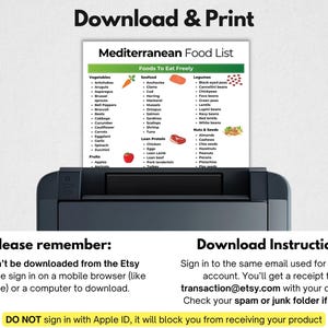 Op de afbeelding: Een afgedrukte "Mediterranean Food List" met categorie&euml;n zoals groenten, zeevruchten, peulvruchten en noten. Het document wordt afgedrukt vanaf een zwarte printer. De tekst "Download & Print" staat bovenaan.