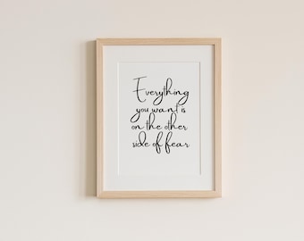 Könnte beinhalten: Gerahmter Druck mit dem Zitat "Everything you want is on the other side of fear" in schwarzer Schrift. Der Rahmen ist aus hellem Holz, vor einem neutralen Hintergrund.