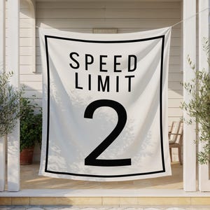 Tło urodzinowe Speed Limit 2, spersonalizowany baner wyścigowy na 3. urodziny, impreza urodzinowa z dwoma szybkimi motocyklami terenowymi, spersonalizowany wystrój pokoju dla chłopca