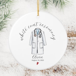 Ceremonie witte jas keramisch ornament, aangepast feestcadeau, gepersonaliseerde med School acceptatie cadeau toekomstige arts, PA cadeau voor hem haar