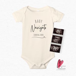 Kundenspezifisches Baby wachsen für die Schwangerschaftsankündigung, Schwangerschaft enthüllen Babybodysuit, Baby passend 2026 Weste, Baby kommt bald 2026 Strampler