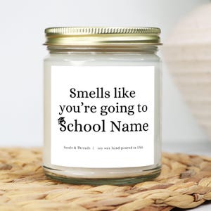 Cheira como se você estivesse indo para o nome da escola personalizada, vela de formatura personalizada, presente de aceitação de faculdade personalizado, presente de formatura do ensino médio