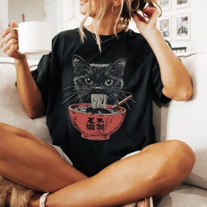 Maglietta retrò con gatto di pasta, maglietta con gatto nero, maglietta per amanti del cibo, abbigliamento con gatto kawaii Ramen, maglietta con grafica con gattino carino, regalo per gattara, gatto giapponese