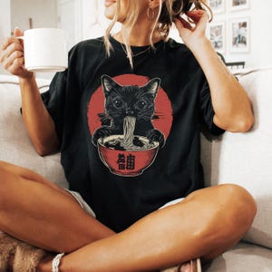 Maglietta retrò con gatto Noodle, maglietta con grafica di un simpatico gattino, maglietta con gatto nero kawaii, maglietta per amanti del cibo, abbigliamento per amanti dei gatti Ramen Cat, regalo per gattara