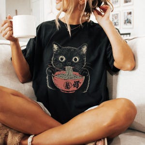 Maglietta retrò con gatto di pasta, maglietta con gatto nero, maglietta per amanti del cibo, abbigliamento con gatto kawaii Ramen, maglietta con grafica con gattino carino, regalo per gattara, gatto giapponese