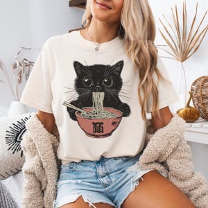 Maglietta retrò con gatto Noodle, maglietta con grafica di un gattino carino, regalo per gattara, maglietta con gatto nero kawaii, maglietta per amanti del cibo, abbigliamento per gatti Ramen per amanti dei gatti