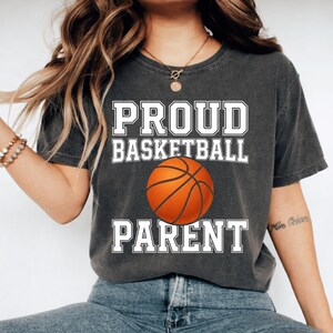 Padre orgulloso de un jugador de baloncesto PNG: padre de un jugador de baloncesto, seguidor del equipo, orgullo familiar PNG, aficionado al deporte, espíritu (descarga digital)