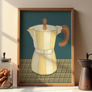 Könnte beinhalten: Ein gerahmter Wandkunstdruck, der eine gelb-weiß gestreifte Mokkakanne mit braunem Griff und Deckelknopf zeigt. Die Kanne ist vor einem dunkel-türkisfarbenen Hintergrund zentriert und steht auf einer Fläche mit grün-weißem Gittermuster im Holzrahmen.